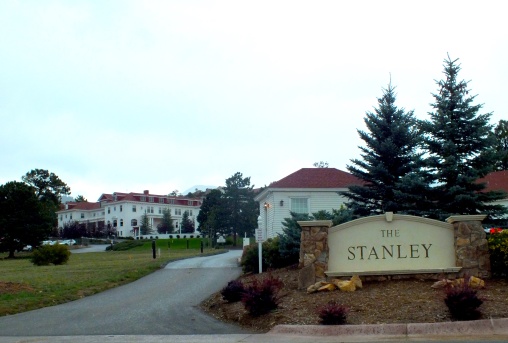 Welcome to "The Stanley Hotel" in Estes Park. This is where the magic happened  (or the horror so to speak) when shooting the famous horror movie, The Shining (Stephen King). I was so scared just seeing the hotel from afar, that I did`t even enter it. No way! (redrum...redrum...goosebumps)